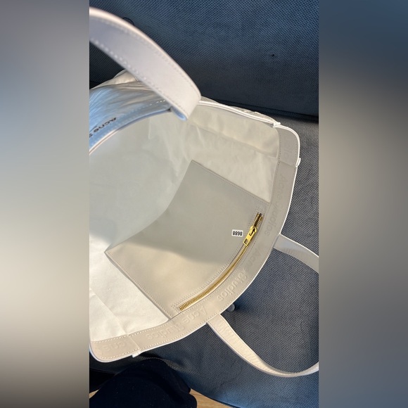 Authentic white unique and trendy Acne studio carry bag. - Picture 4 of 5